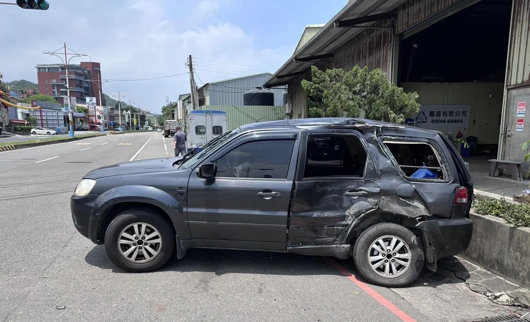 休旅車遭衝撞左側嚴重毀損。（圖／翻攝畫面）