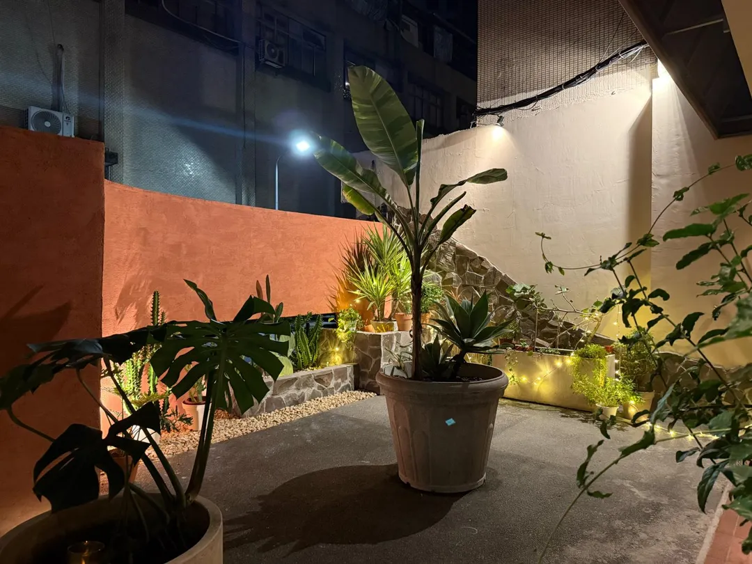 牆後中介空間微庭園。（圖／黃宏輝提供）