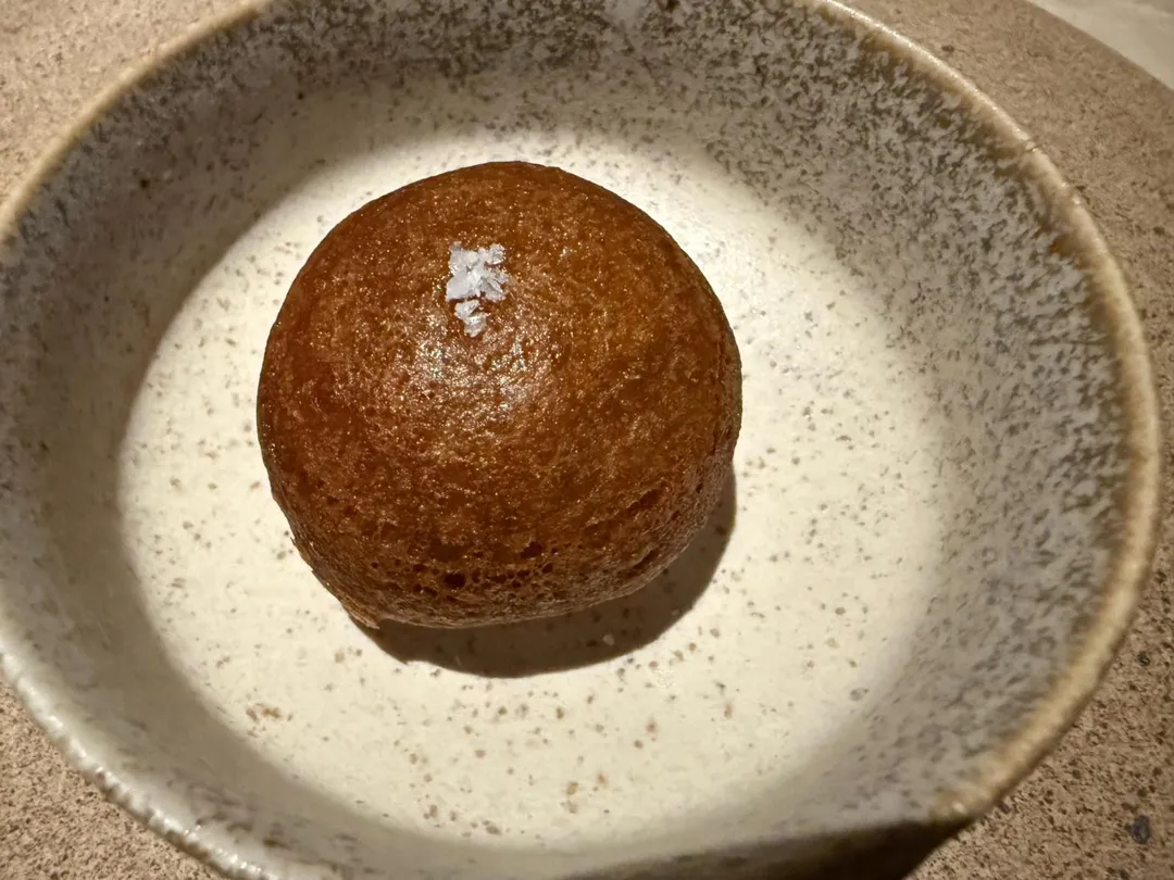外觀平凡的炸麵包別有洞天。（圖／黃宏輝提供）