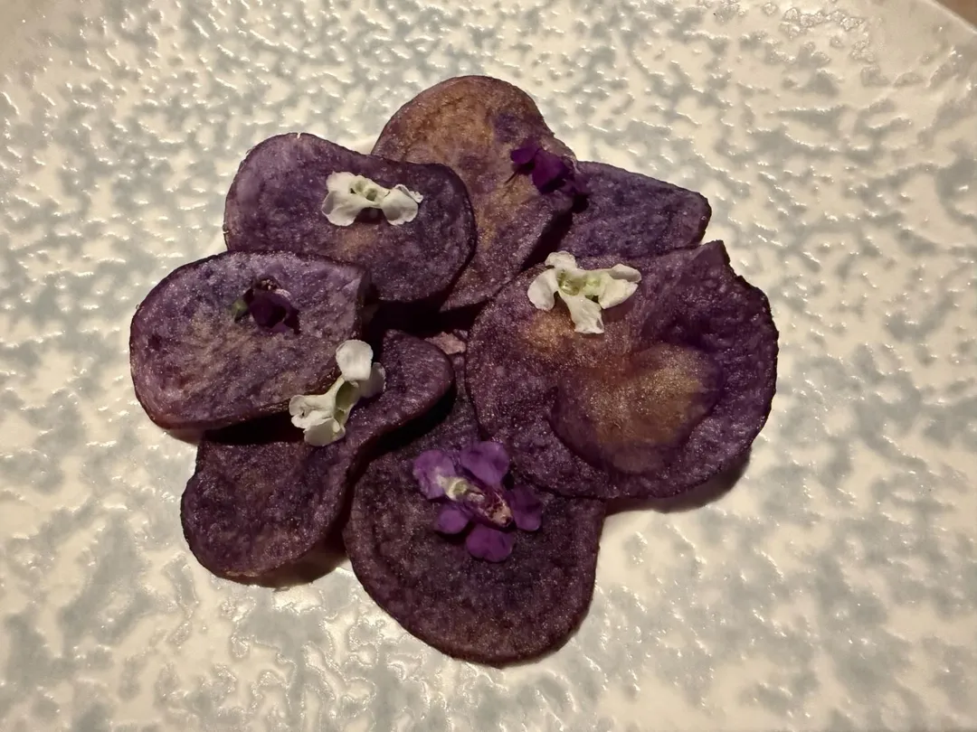 似紫花瓣覆蓋搞神祕。（圖／黃宏輝提供）