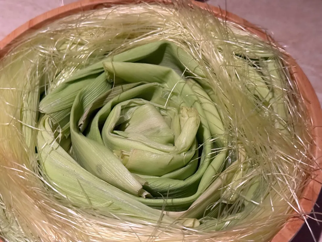 玉米葉和鬚是使用材。（圖／黃宏輝提供）