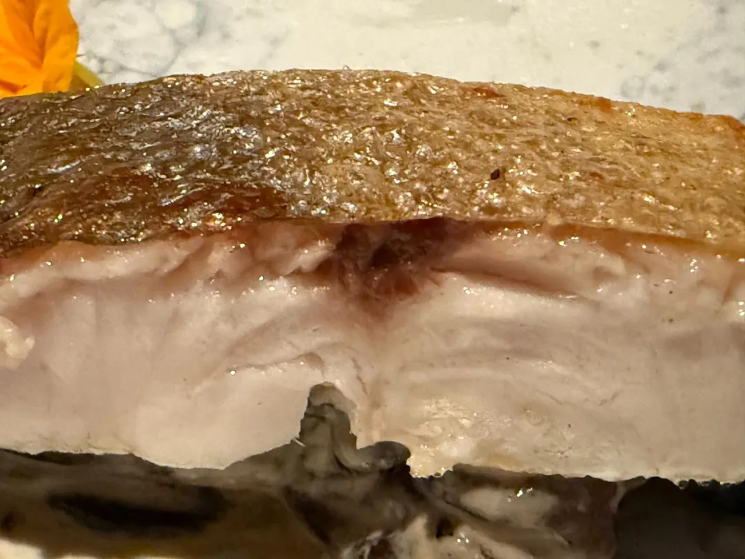 八分熟的魚肉。（圖／黃宏輝提供）