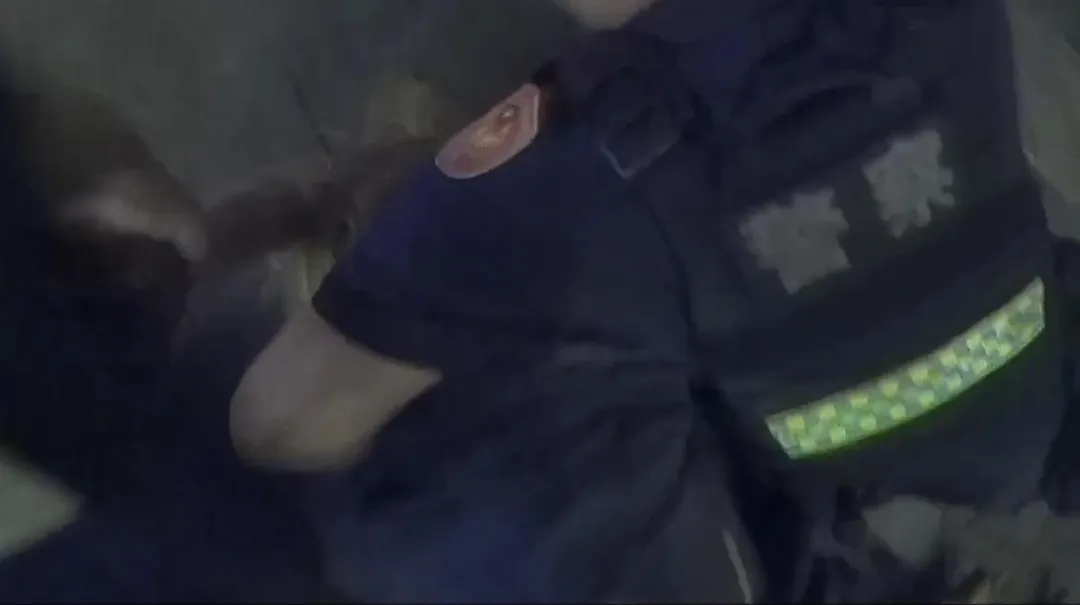 男子酒醉失控遭員警壓制管束。（圖／翻攝畫面）