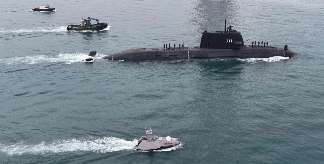 台船公司研製之「奮進魔鬼魚號」無人船伴航「海鯤軍艦」。（圖／台船提供）