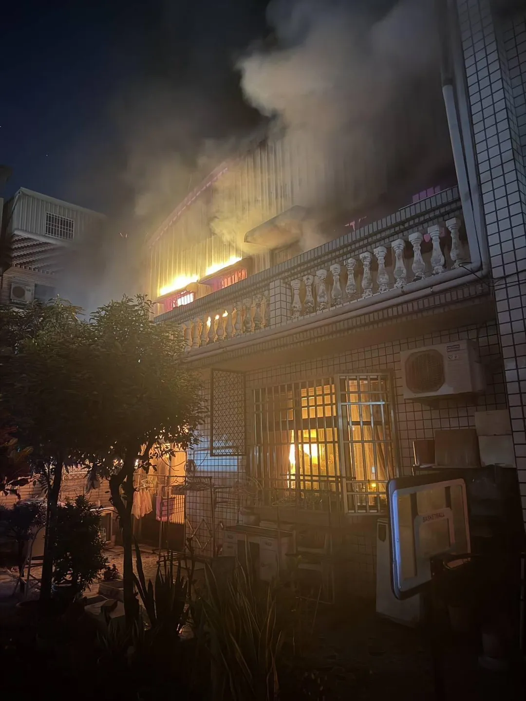 台南市安南區今（20）日晚間驚傳暗夜火警！（圖／翻攝畫面）