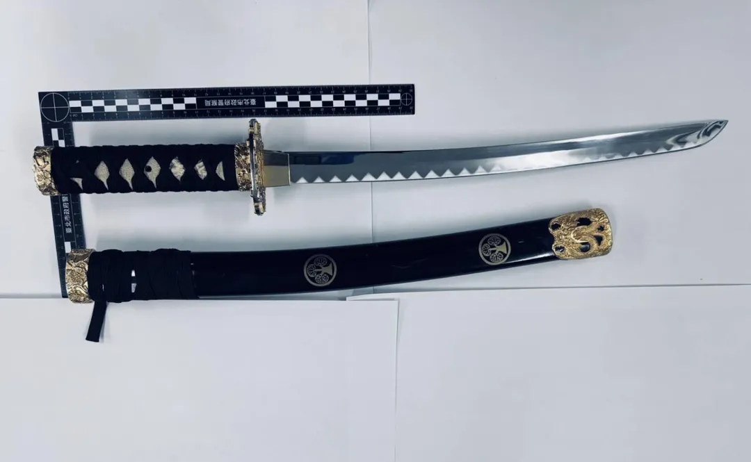 車內被搜出一把59公分,已經開鋒的武士刀。(圖/警方提供)