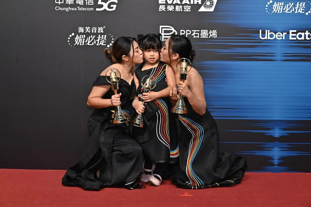 詹明芫與女兒黃婼馡（中）及姪女如逸比佑邢幸去年獲得金鐘獎。（圖／翻攝自Threads）