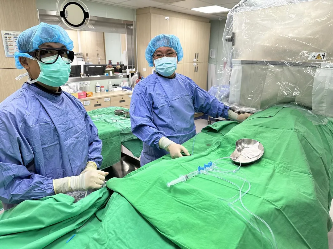 醫療團隊評估後,決定為王太太採用「冠狀動脈氣球震波碎石術(IVL)」。(圖/秀傳紀念醫院)