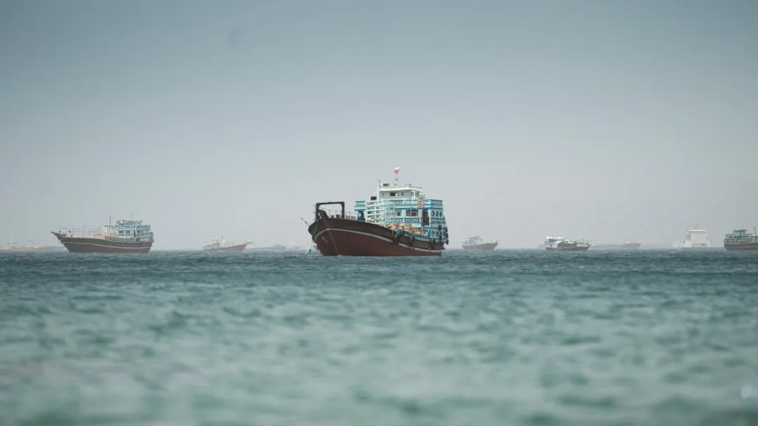 5月20日，阿曼穆桑代姆（Musandam），船隻航行於荷莫茲海峽。（圖／路透社）