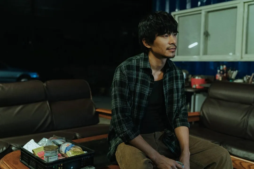 姚淳耀飾演從科技新貴跌落至汽車保養廠的落魄維修工。（圖／瀚草影視 提供）