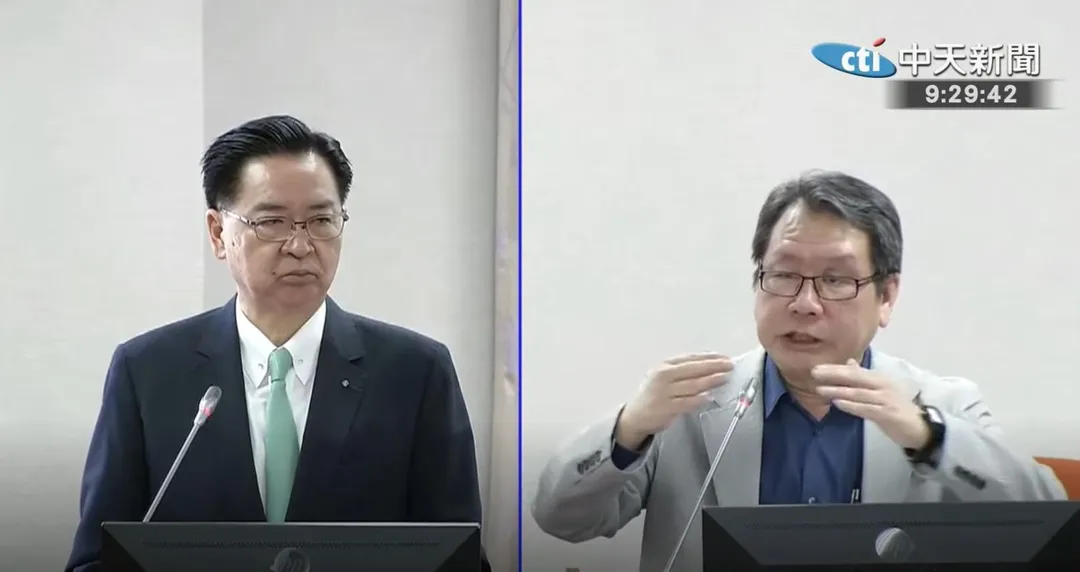 沈發惠(圖右)質詢吳釗燮。(圖/中天新聞)
