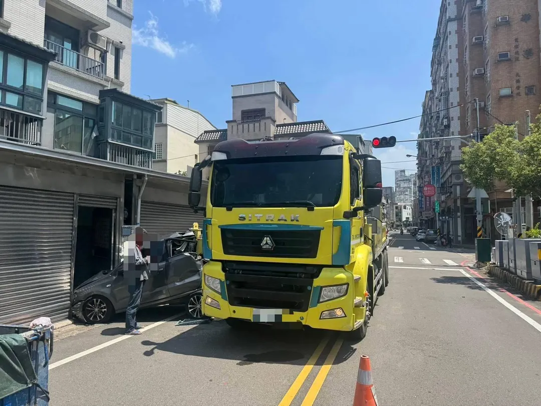 壓送車剷飛路旁小車，連連住戶鐵門也毀了。（圖／中天新聞）