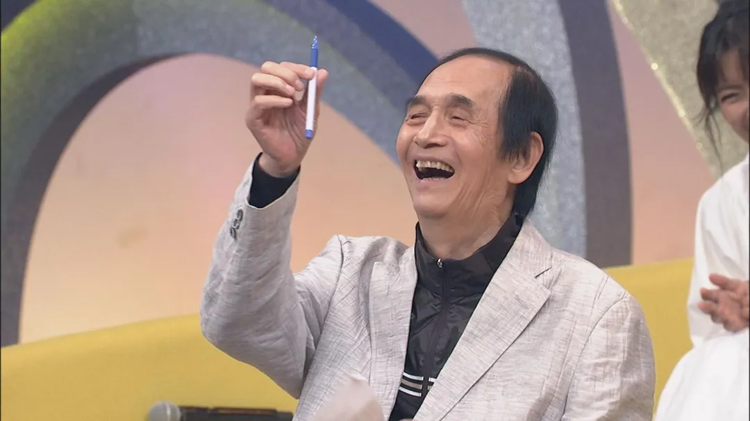 紀明陽認真評分,卻帶到沒水的原子筆。(圖/中視提供)