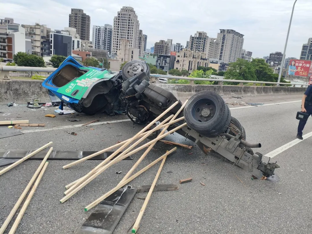聯結車疑因閃避不及，撞上臨停於路肩的小貨車，現場一片狼藉。（圖／中天新聞）