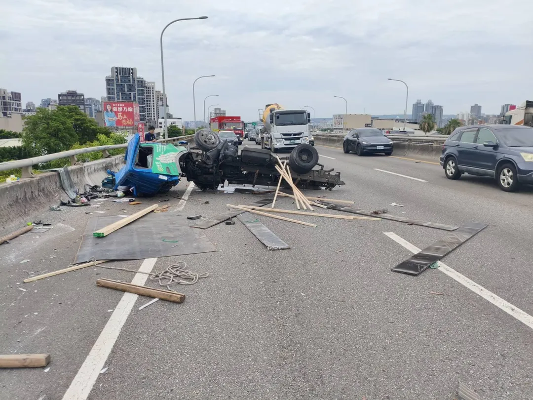 小貨車車體嚴重變形解體，零件散落一地，畫面相當驚悚。（圖／中天新聞）