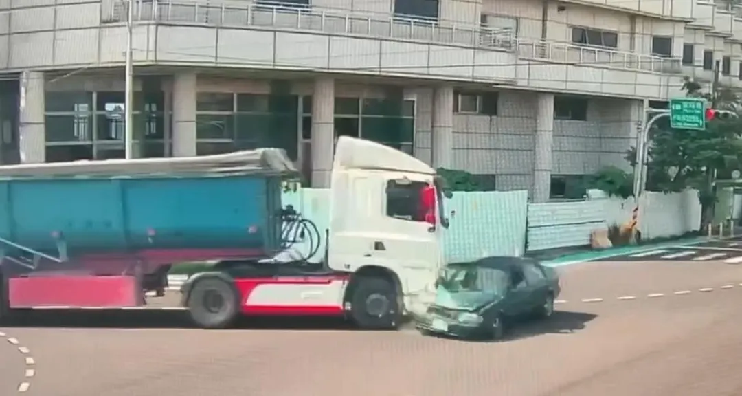 男子疑駕駛自小客車闖紅燈釀禍。（圖／翻攝畫面）