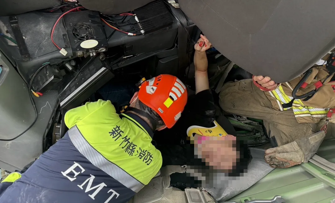 新竹竹東發生砂石車翻覆車禍車內2人受困。（圖／翻攝畫面）