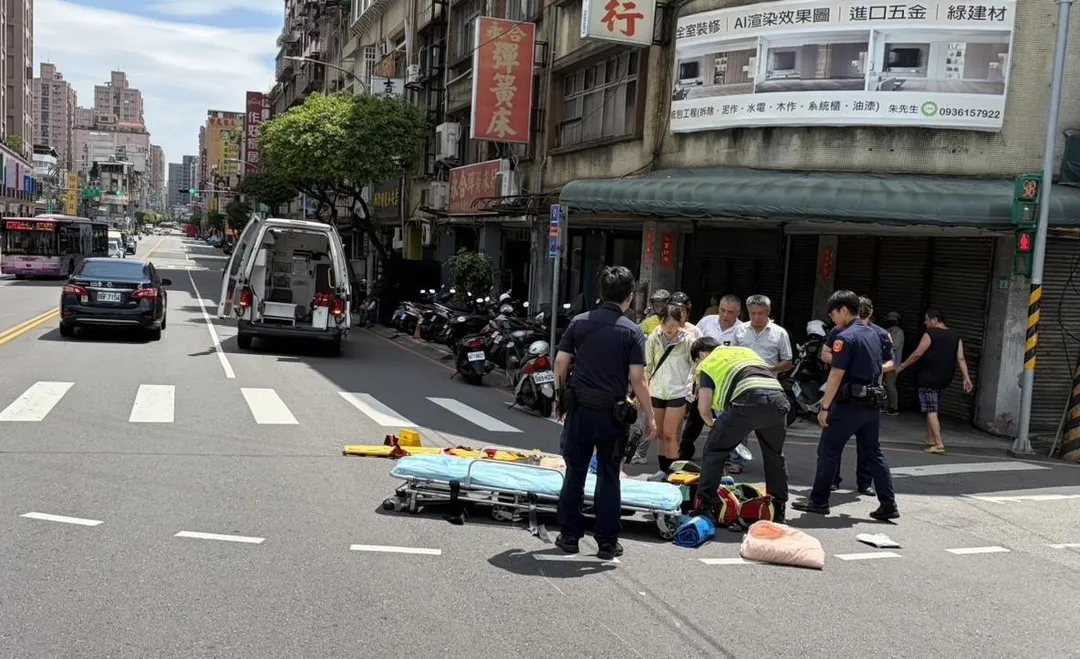 機車騎士頭部重創命危送醫。（圖／翻攝畫面）
