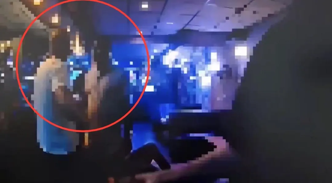 2名英國男子在酒吧為了帳單翻臉出手。(圖/翻攝畫面)