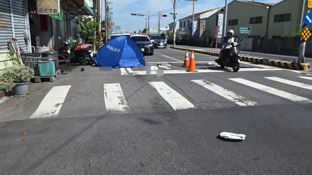 老翁與大貨車同向行駛,卻不知原因發生擦撞倒地,慘遭巨輪輾死。(圖/中天新聞)