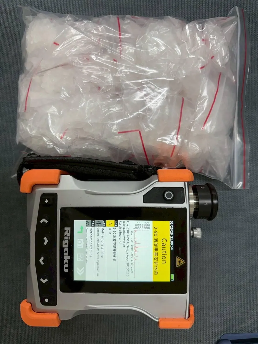 警方在吳男所駕駛的自小客車內查扣完整袋裝安非他命高達1013公克,並發現安非他命先驅原料麻黃鹼、酸鹼計、燒杯等製毒相關器具,研判吳男不僅販毒,更涉及毒品製造。(圖/警方提供)