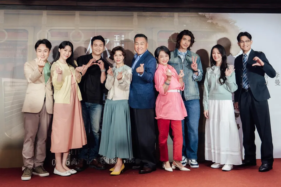 梁允睿（左起）、李曼、導演王靖惇、于子育、朱德剛、楊麗音、梁正群、李杏、劉桓21日出席舞台劇《你來的時候》記者會。（圖／寬宏藝術提供）