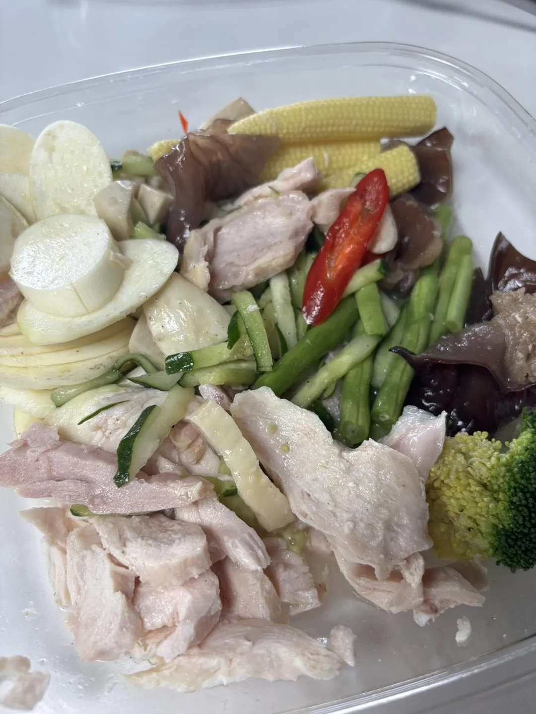 食材包含青花菜、四季豆、玉米筍、木耳以及大量的去骨雞肉塊。(圖/翻攝自臉書社團「Costco好市多情報站」)