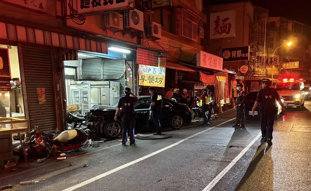 屏東市今日凌晨發生自撞車禍。（圖／翻攝畫面）