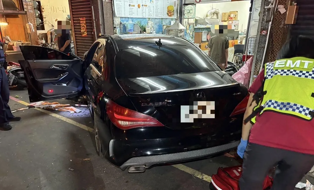 賓士車撞擊路邊車輛與民宅。（圖／翻攝畫面）