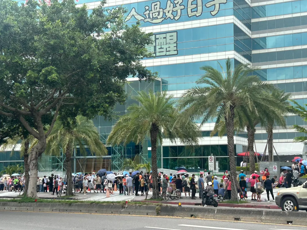 謝寒冰預告發雞排,中天電視大樓外大排長龍。(圖/李培睿攝)