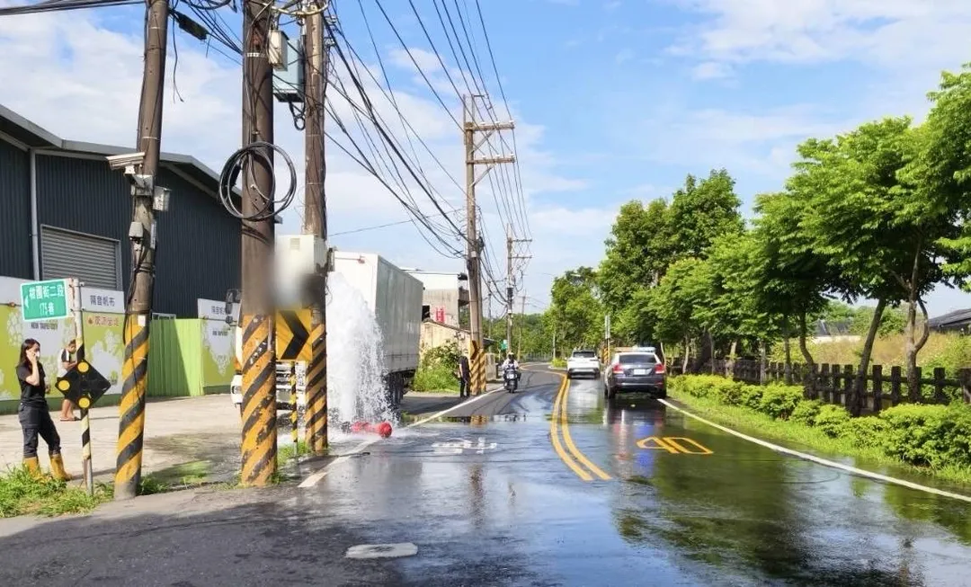 大貨車不慎撞斷消防栓水柱噴出。（圖／翻攝畫面）