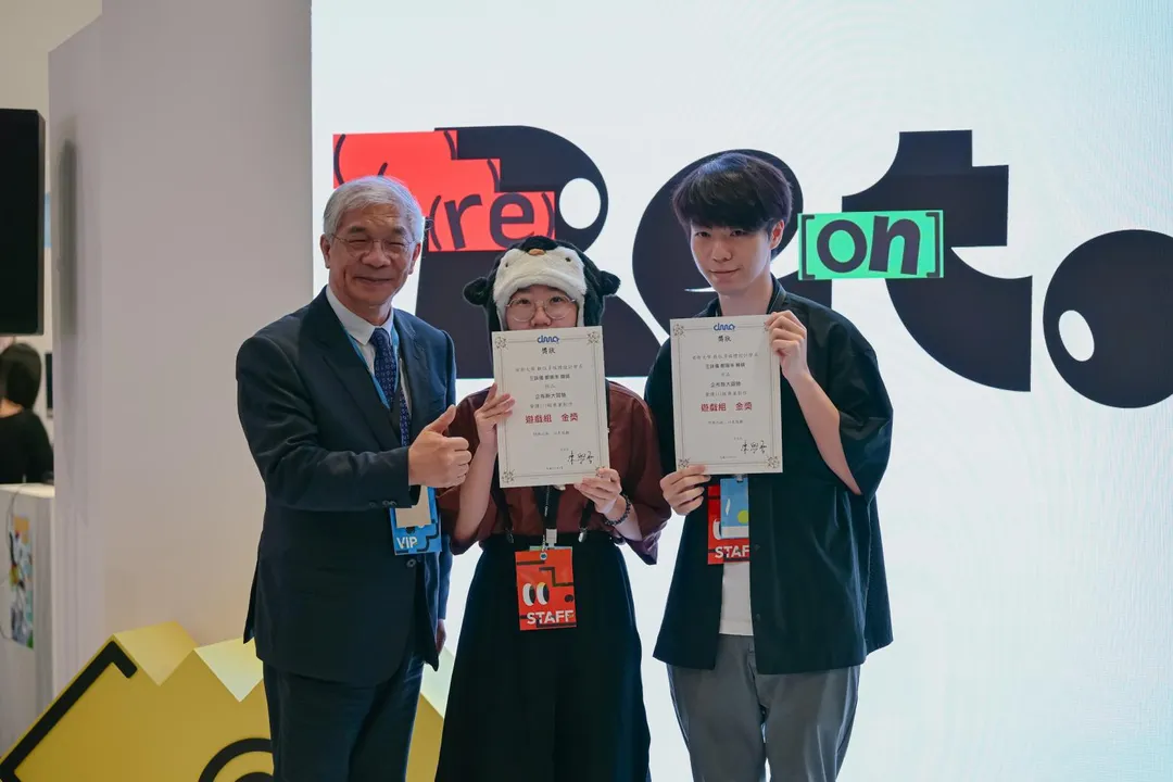 世新大學校長陳清河（左）頒發數媒系畢展遊戲組金獎予《企布斯大冒險》團隊。（圖／世新大學提供）