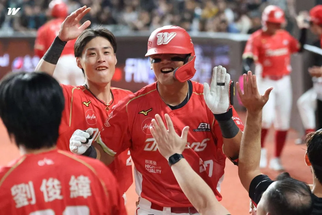 拿莫.伊漾把全壘打獻給剛過世的舅舅。(圖/翻攝自味全龍臉書)