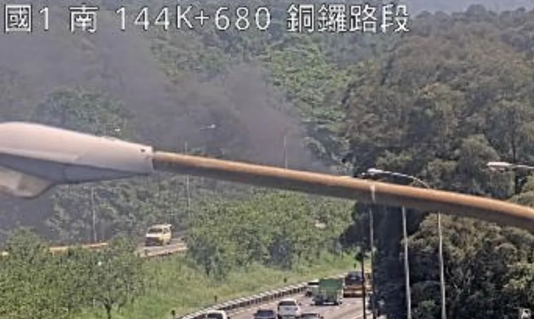 國道1號銅鑼段自小客火燒車。（圖／翻攝自國道公路即時網）