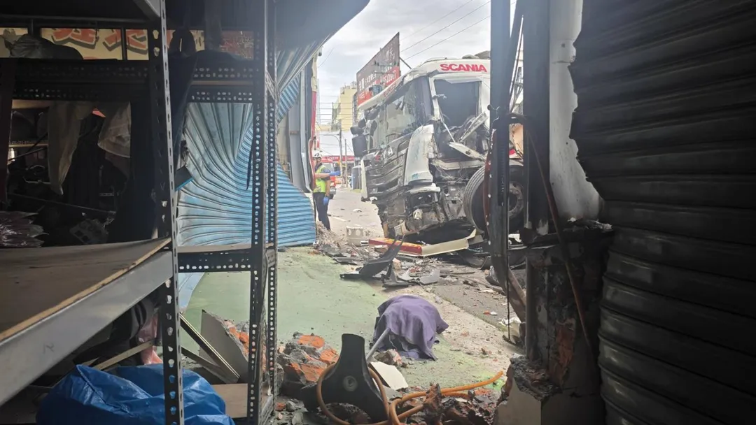 賣場業者直呼當時一聲巨響以為發生大地震,後來才知道是砂石車撞進民宅。(圖/中天新聞)