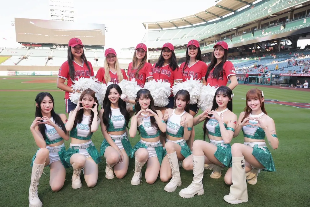 璇璇(左起)、一暄、睦那京、小雲、Ann、飛飛、芮妮登上MLB球場。(圖/洋基工程提供)