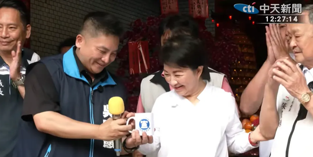 吳宗憲回贈盧秀燕象徵一輩子的杯子。（圖／中天新聞）