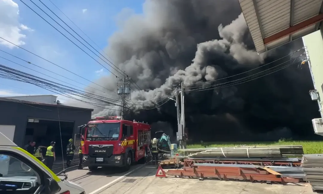 環保局已啟動持續監控機制，提醒火場附近居民應關閉窗戶，避免煙塵進入室內。（圖／警方提供）