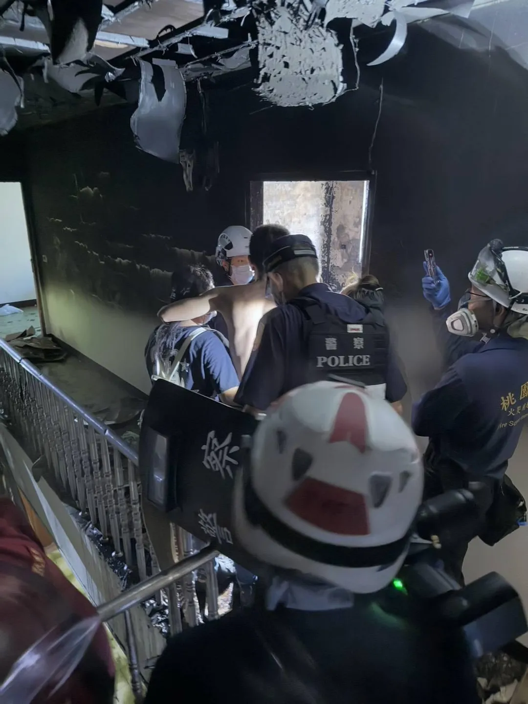 警方努力勸說，待該男子情緒稍有平復後，警消合力將其拉至安全處。（圖／警方提供）