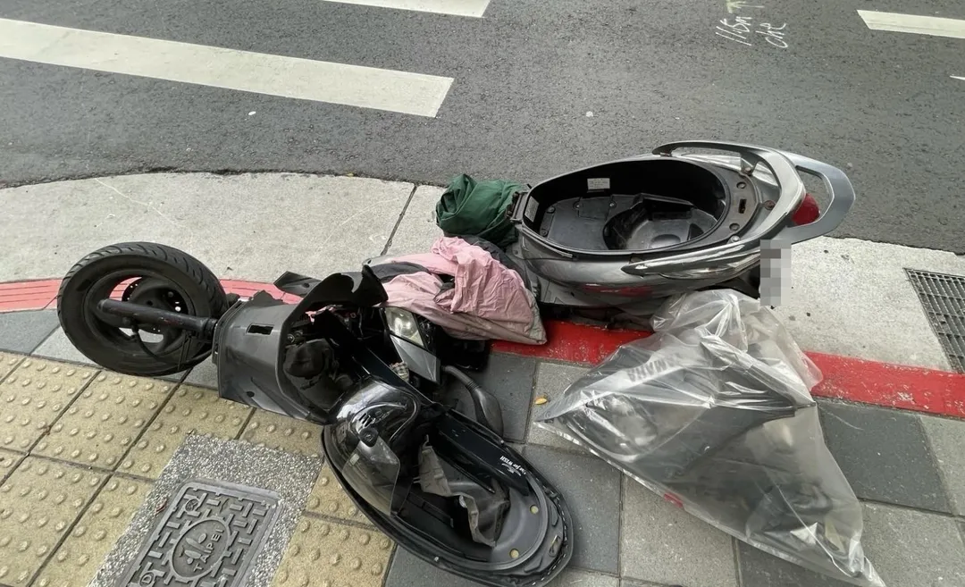 機車被高速衝撞斷成2截。（圖／翻攝畫面）