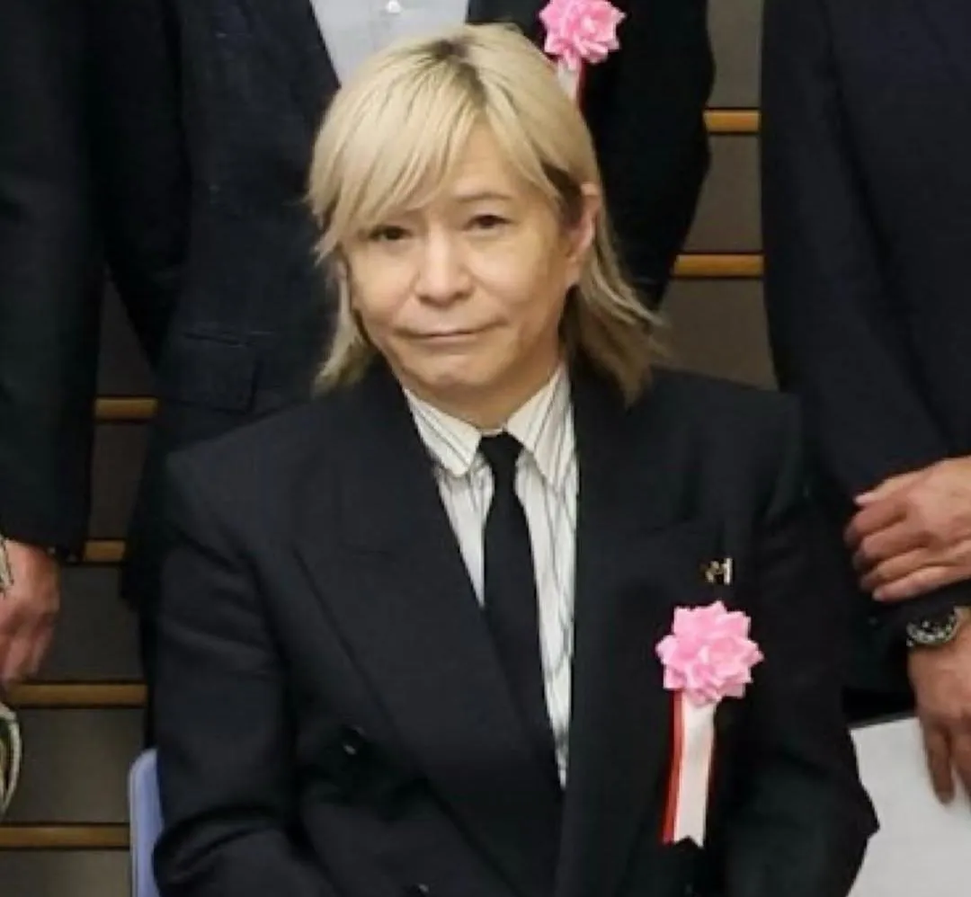 67歲日本傳奇音樂教父小室哲哉自曝2025年巡演前跌倒造成眼窩骨折，他一路瞞著傷勢和後遺症堅持完成所有演出。（圖／翻攝自Instagram@tk19581127_official）