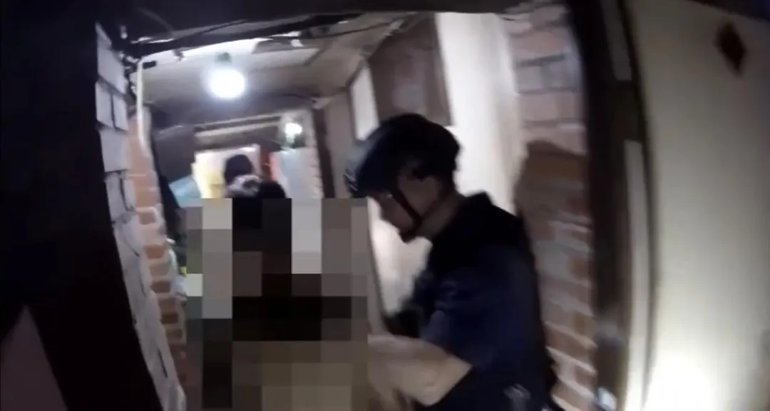 警方攻堅逮捕5名嫌犯。（圖／翻攝畫面）