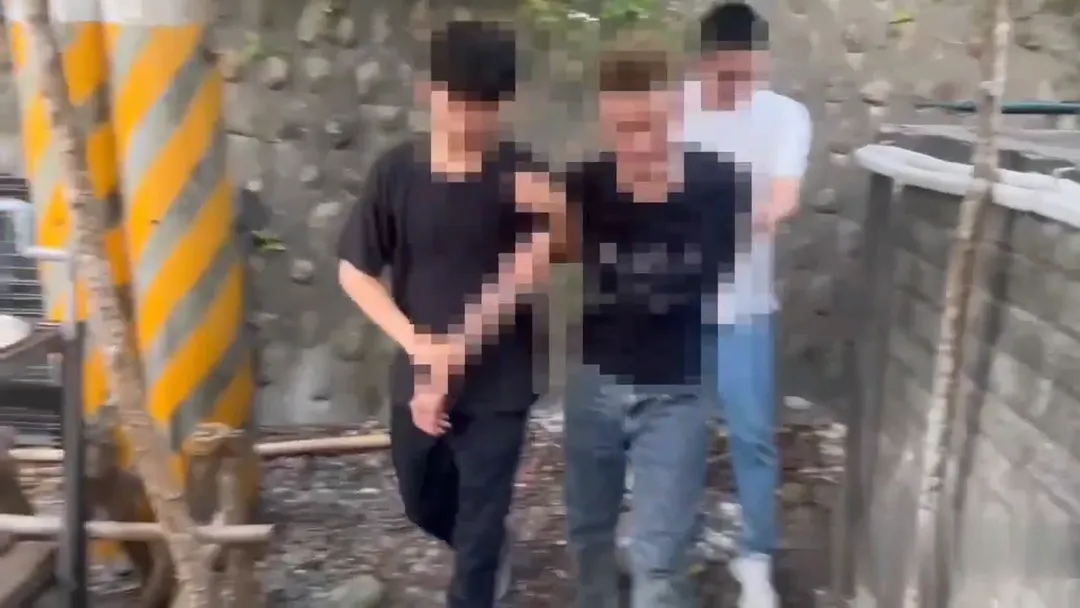 警方與民眾合力,將躲藏於草叢中的嫌犯抓出。(圖/警方提供)