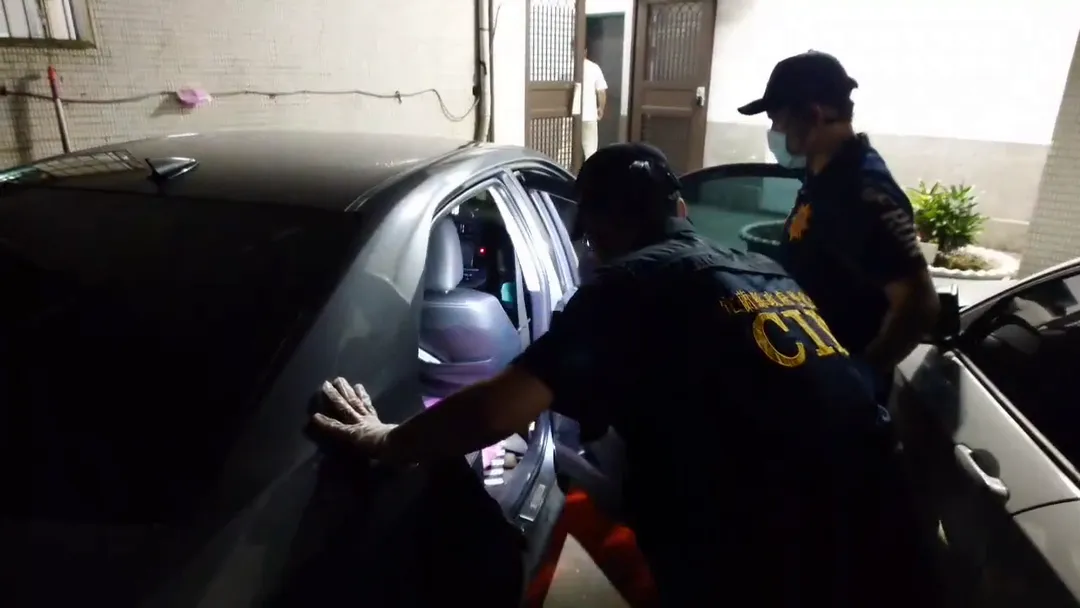 警方針對嫌犯駕駛的作案車輛進行採證鑑識。(圖/警方提供)