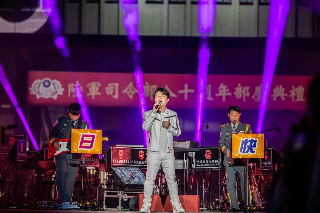 歌手翁立友登臺演唱多首膾炙人口的臺語歌曲。(圖/陸軍司令部)