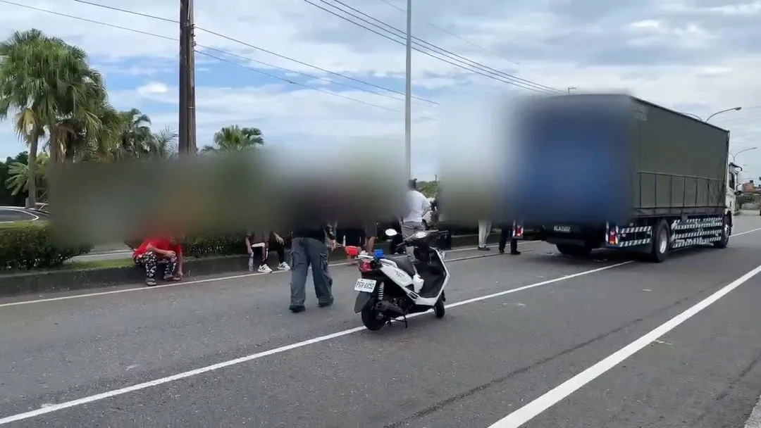 警方獲報後趕抵事故現場,進行交通疏導與採證。(圖/警方提供)