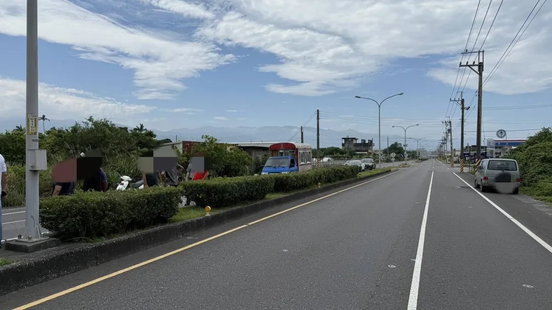 事故現場遺留的遶境物品,警方正持續調閱畫面還原真相。(圖/警方提供)