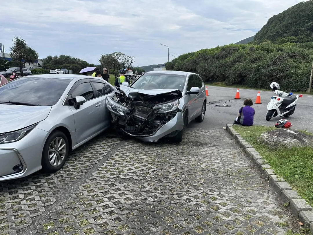 肇事轎車因撞擊力道過大,整輛車失控「甩」進路旁的停車場入口,車體嚴重變形毀損。(圖/民眾提供)