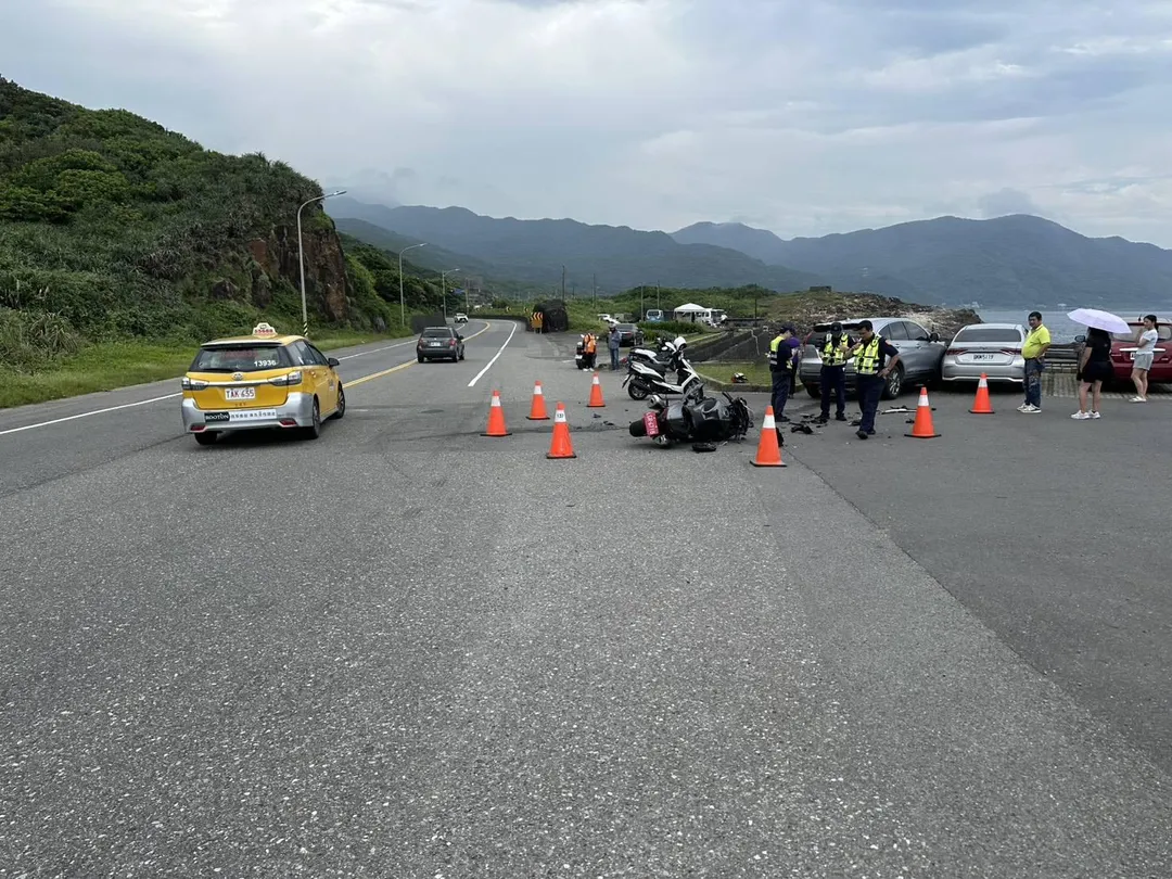 警方與鑑識人員迅速封鎖現場進行採證,初步確認75歲轎車駕駛無酒駕,詳細肇事原因仍待進一步釐清。(圖/民眾提供)