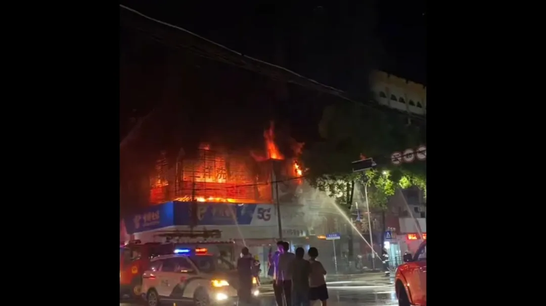 湖南商鋪24日凌晨失火，消防車深夜趕赴現場灌救。（圖／新華社）